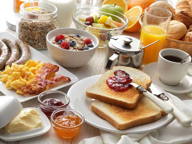 Adventskalender Thema Frühstück...hier wird Brotaufstrich, Müsli, Rührei, Würstchen und Speck gezeigt und dazu Getränke.