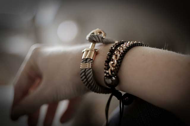 Ein Armband mit Goldanker Verschluss am Arm. Sinnbild für einen Schmuck-Adventskalender